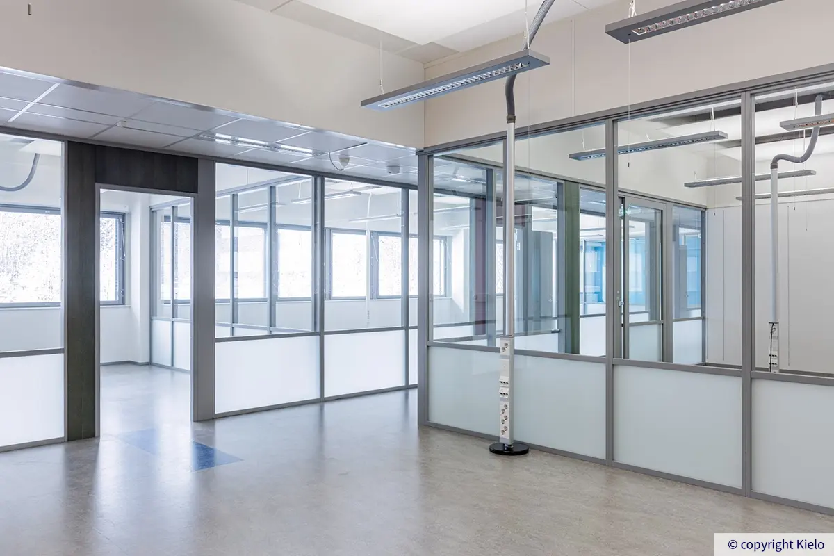 Jyväskylän Ohjelmakaari 2 siisti toimistotila, jossa huoneet jaettu lasiseinillä.