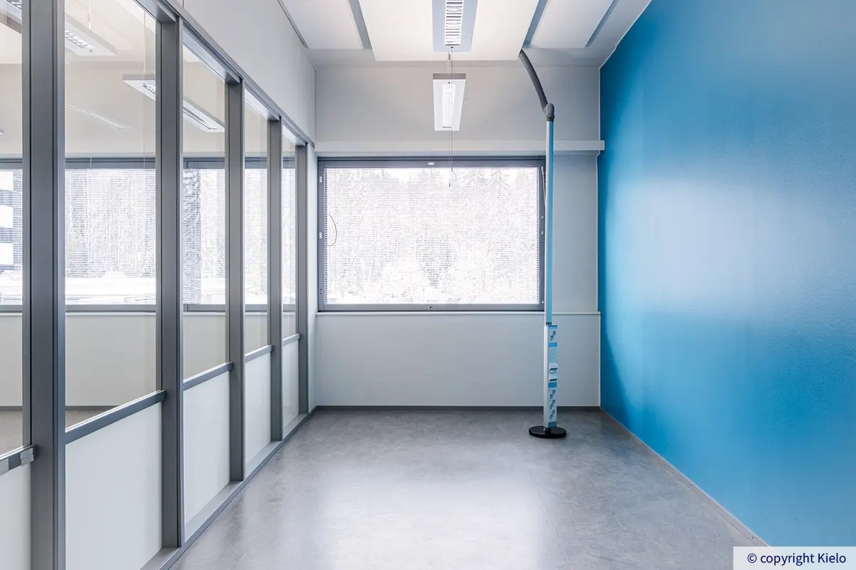Jyväskylän Ohjelmakaari 2 toimistohuone, jossa ikkuna ja sininen seinä.