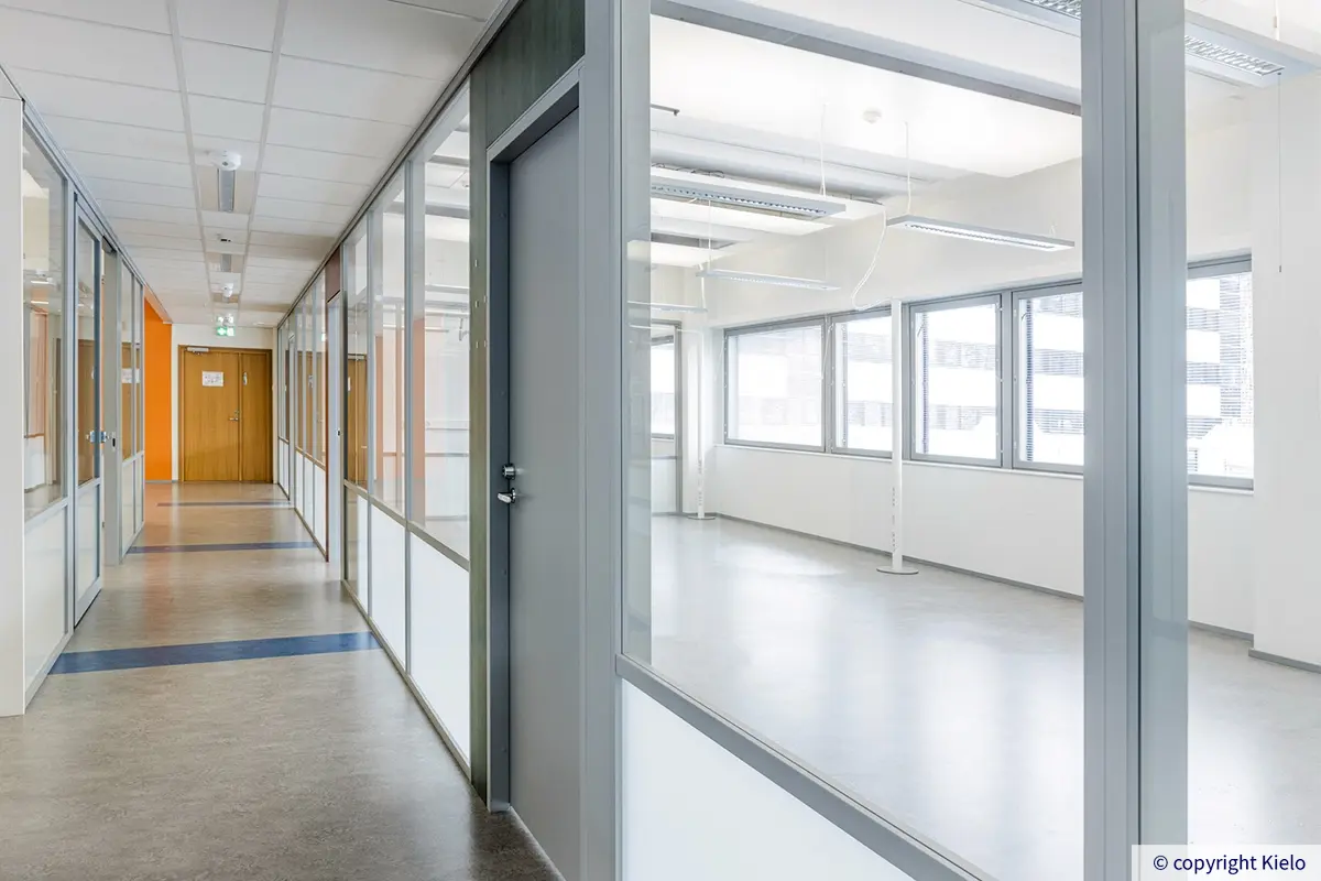 Jyväskylän Ohjelmakaari 2 toimistotilan D233.1 käytävä.