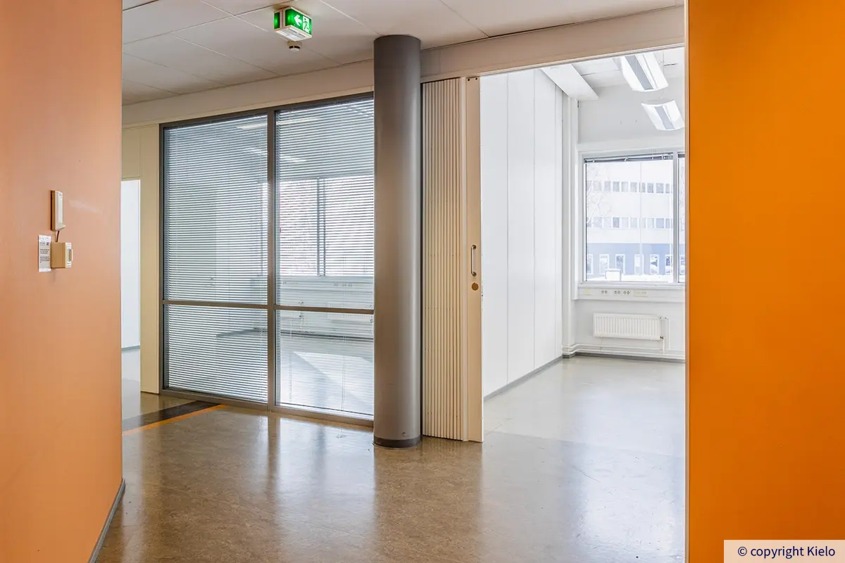 Jyväskylän Ohjelmakaari 10 toimitilan A133 oranssiseinäinen käytävä.