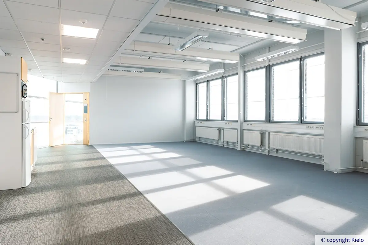 Innova 1 14. kerroksen 123 m² avotoimisto, johon tulvii valoa ikkunoista.