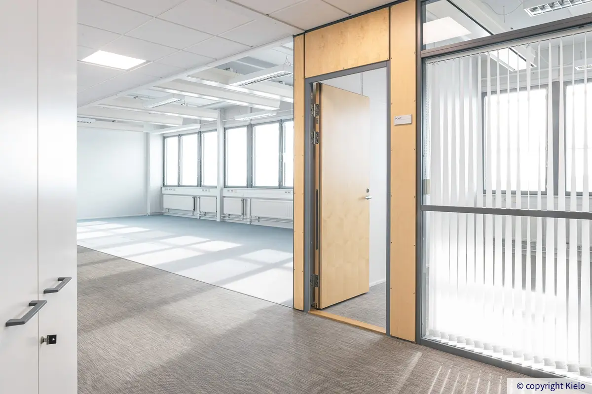 Ovi toimistohuoneeseen avotoimiston vieressä Innova 1 toimitilassa 1408