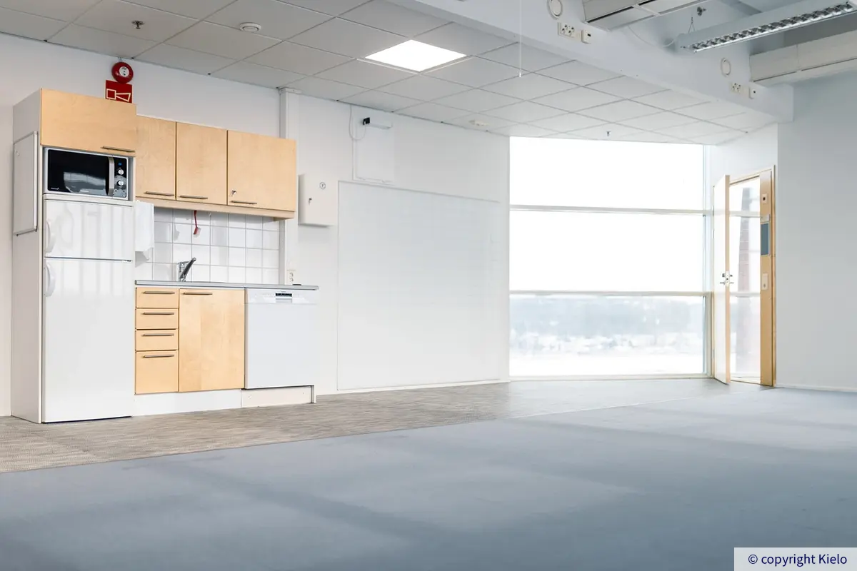 Innova 1 avotoimistotilan 1408 laidalla oleva pienkeittiö.