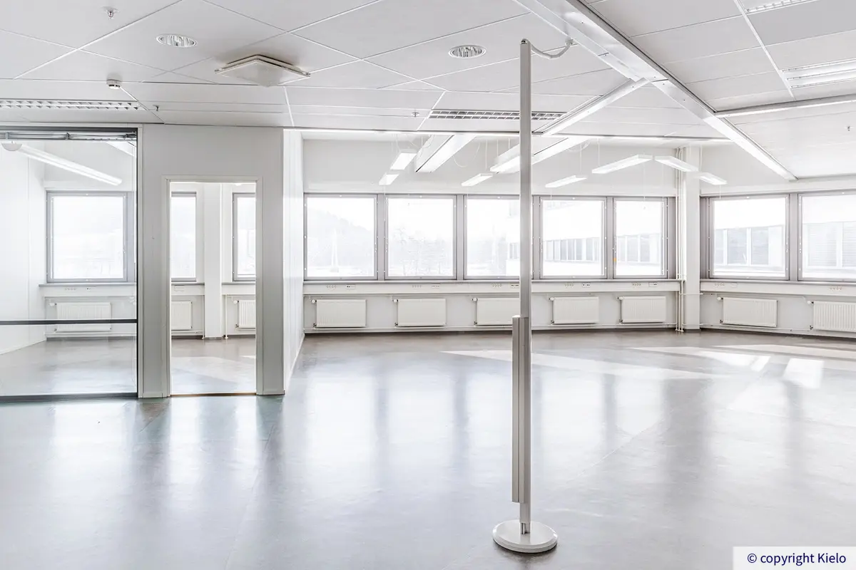 Jyväskylän Mattilanniemi 6-8 avotoimisto, johon tulvii valoa ikkunoista. Vieressä neuvotteluhuone.