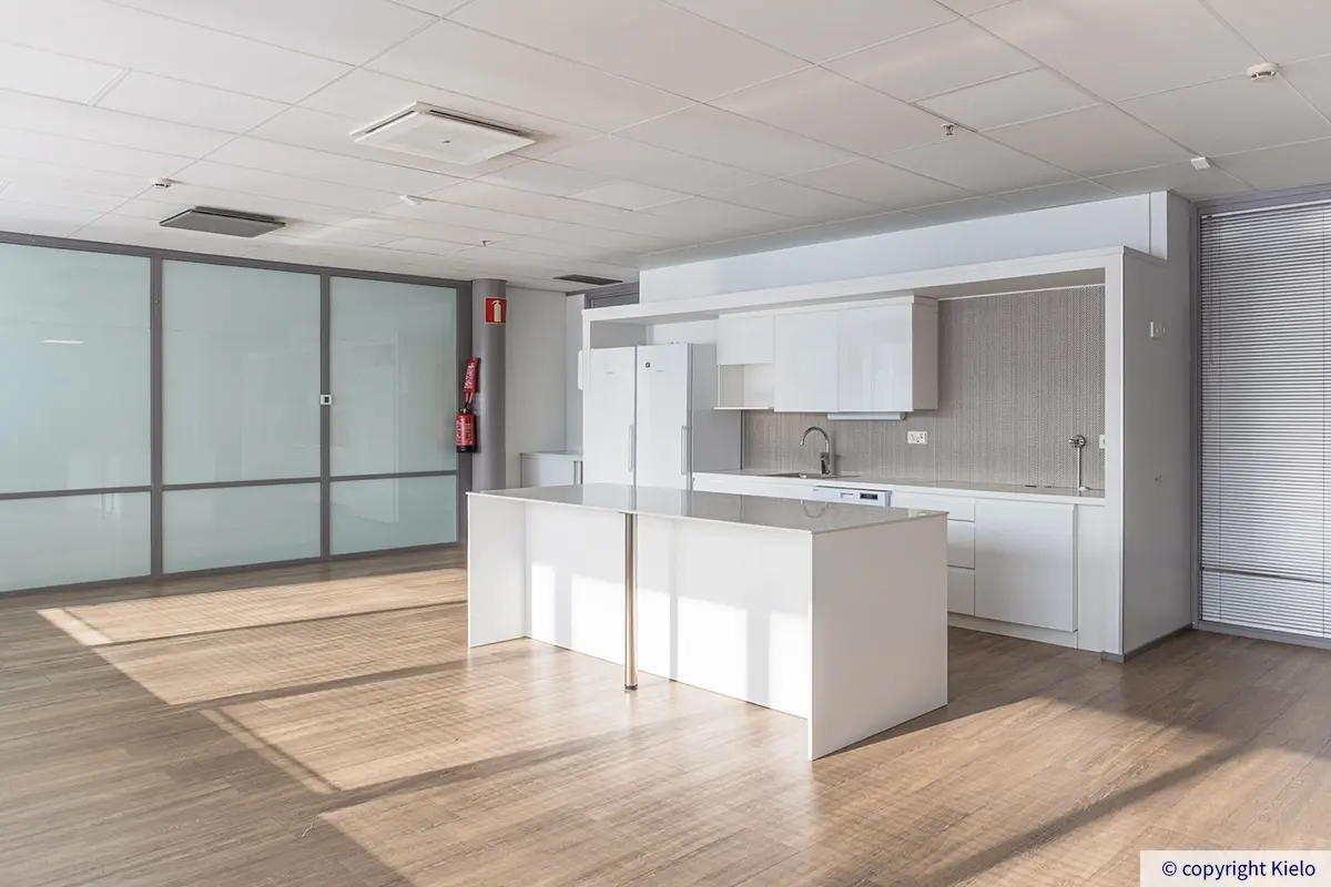Jyväskylän Mattilanniemi 6-8 toimitilan 3Ca1 moderni keittiö parkettilattialla