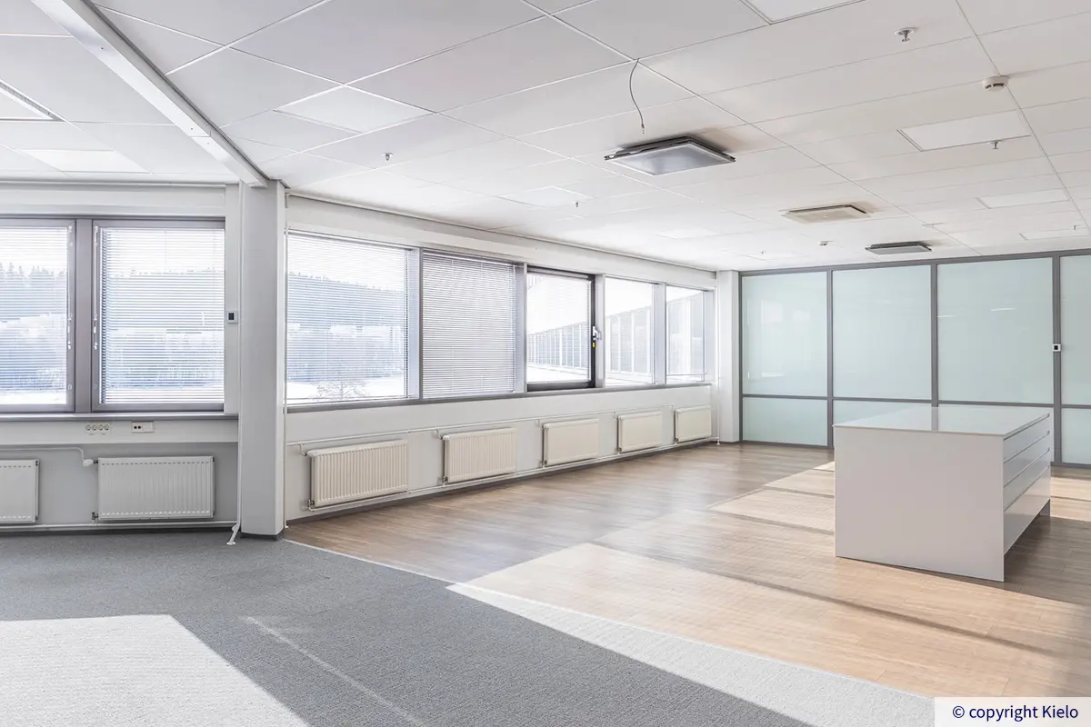 Toimitilan keittiö avotoimiston laidalla Jyväskylän Mattilanniemi 6-8 toimitilassa 3Ca1. Runsaasti valoa ikkunoista.