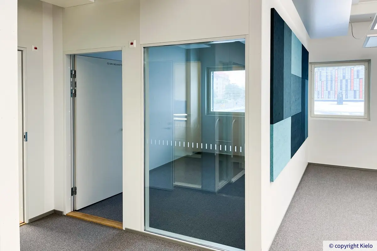 235 m2 kokoisen toimitilan erillinen ikkunallinen työhuone. Ovellisessa huoneessa lasiseinä ja ikkuna, josta näkymä ulos.