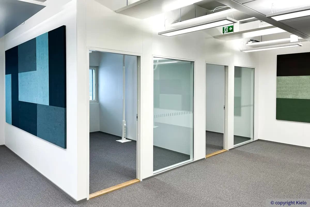 Kuopion Portti C1 sijaitsevan toimitilan kaksi erillistä ovellista työhuonetta.