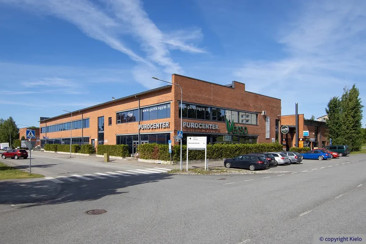 Purocenter kaksikerroksinen rakennus, jossa katutasossa ravintola ja liiketiloja, toisessa kerroksessa kuntosali.
