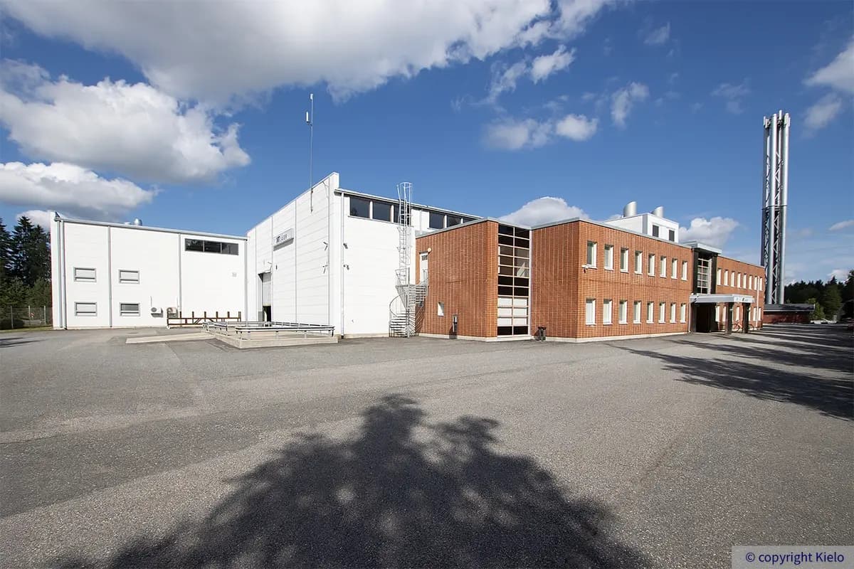 Kielo Lappeenranta – Tuotantokatu 2 toimitilakiinteistön kuvattuna parkkipaikalta.