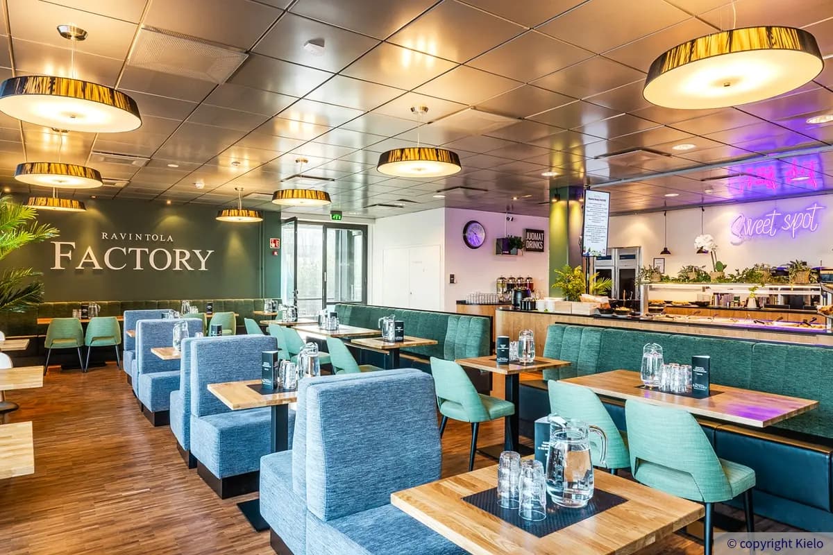 Gate8 Business Park Largo toimitilakiinteistön lounasravintola, jossa värikäs sisustus.