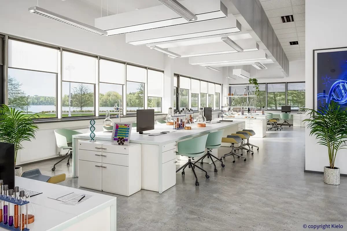 Jyväskylän Mattilanniemi 6-8 toimitilakiinteistön 1. kerroksen 471 m2 toimitilan virtuaalisesti stailattuna. Valoisassa tilassa isot laboratoriopöydät ja paljon kasveja.