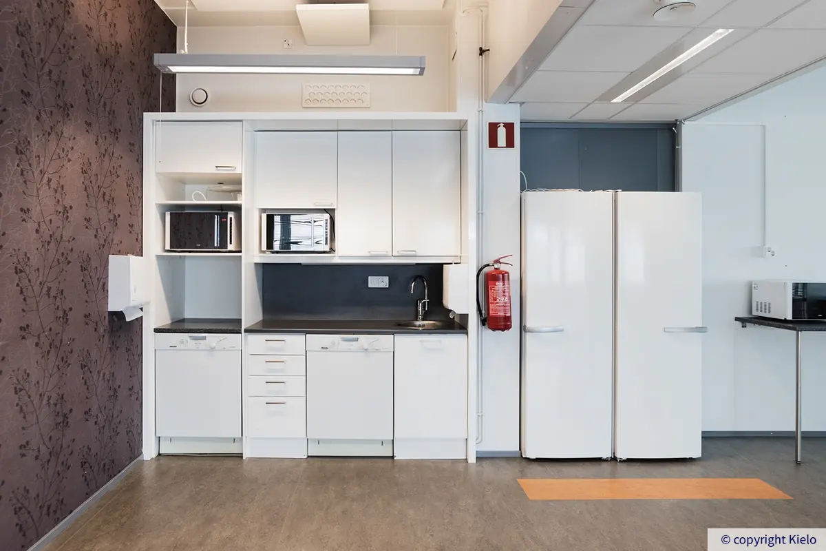 Innova 2 toimitilakiinteistön 2. kerroksessa sijaitsevan 569 m2 toimitilan keittiö. Keittiössä valkoiset kalusteet ja se on varusteltu kahdella jääkaappipakastimella, astianpesukoneilla ja mikroilla.