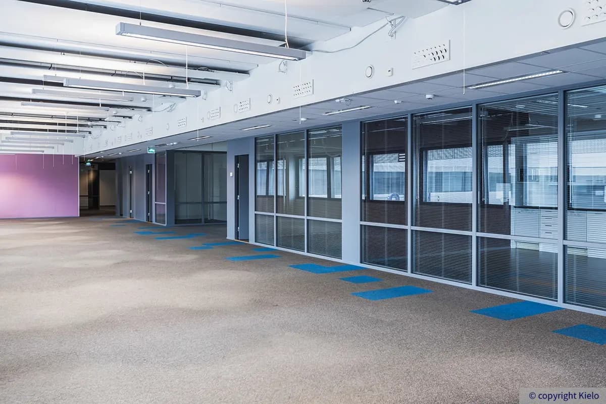 Innova 2 toimitilakiinteisötn 2. kerroksen 569 m2 toimitilan tyhjä avotila, jonka päädyssä erillisiä toimistohuoneita.