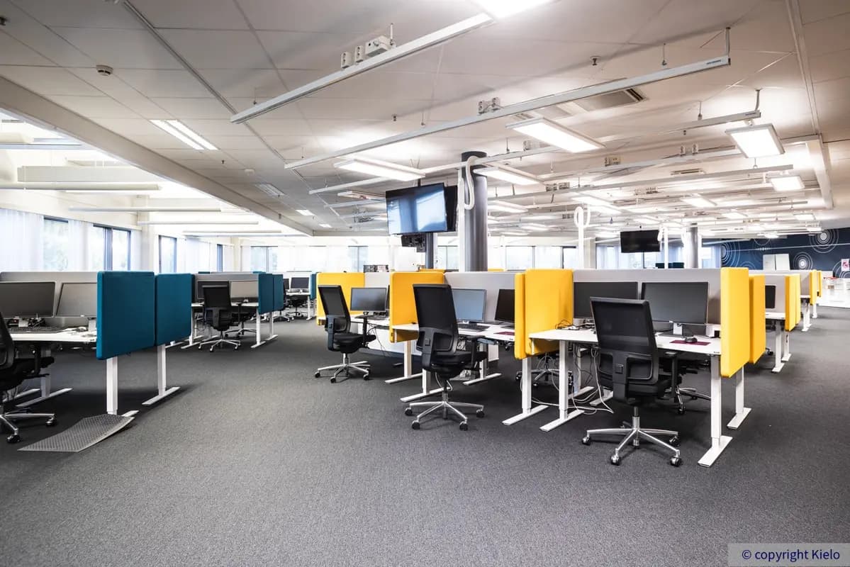 Jyväskylän Mattilanniemi 6-8 toimitilakiinteistön ensimmäisen kerroksen 1260 m2 toimitilan avotilaa, jossa sermein varusteltuja työpisteitä.