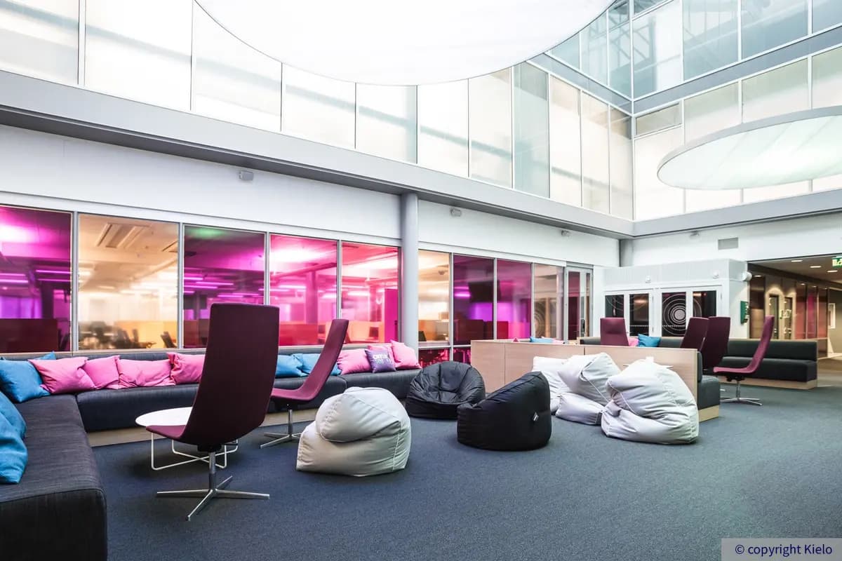 Jyväskylän Mattilanniemi 6-8 sijaitsevan ensimmäisen kerroksen toimitilan oleskelutila, jossa isot sohvat, nojatuoleja ja säkkituoleja.