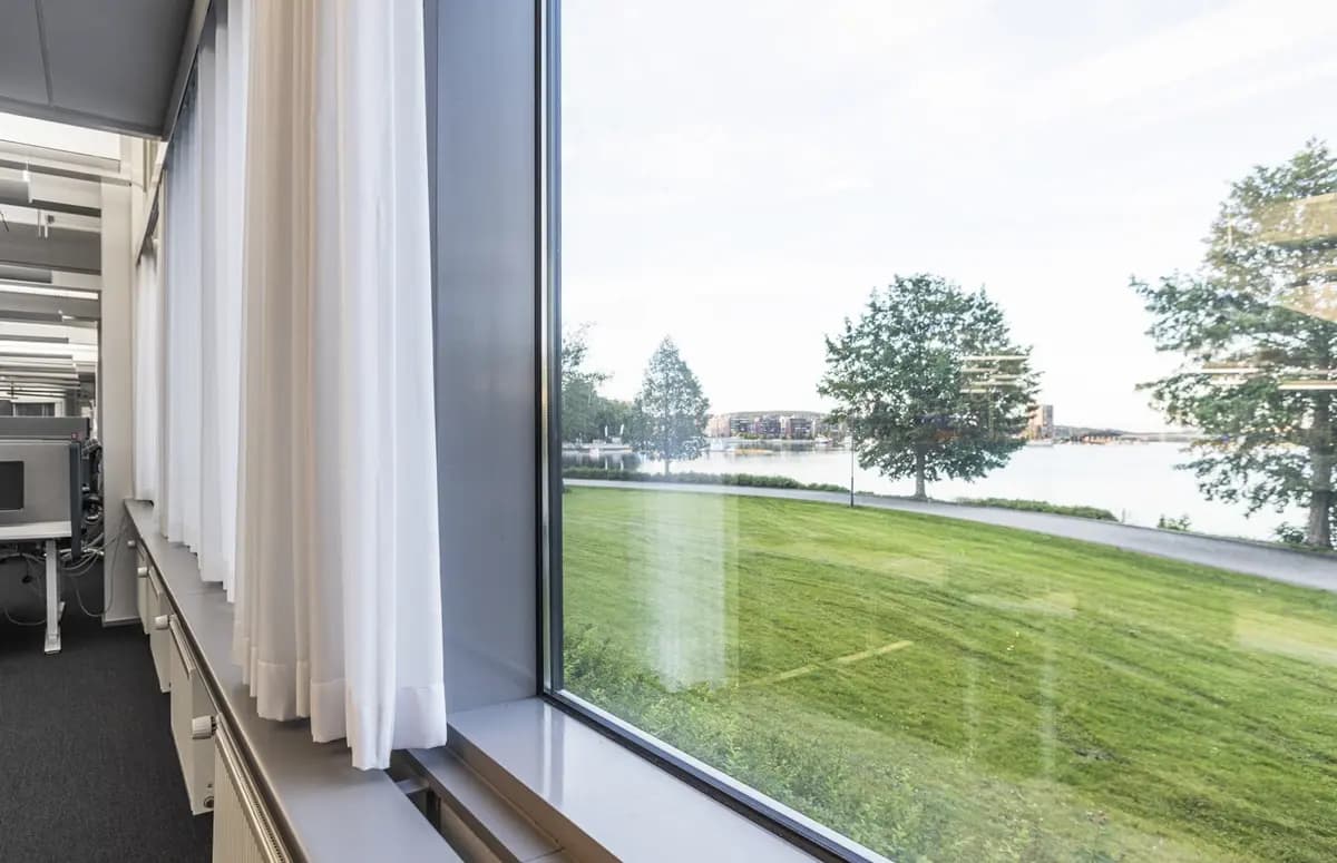 Jyväskylän Mattilanniemi 6-8 toimitilakiinteistön ensimmäisen kerroksen toimiston ikkunasta avautuva järvimaisema.