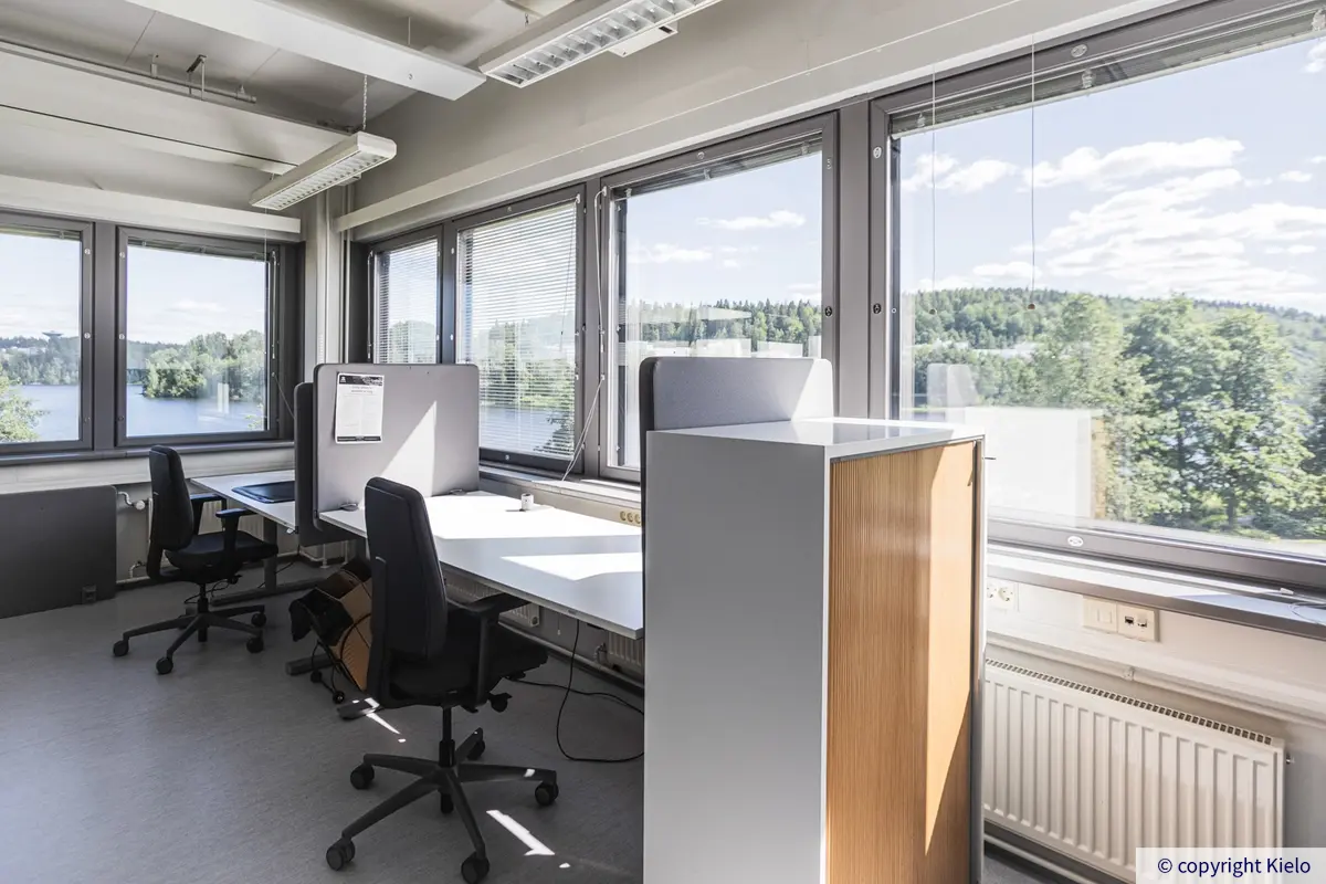 Jyväskylän Mattilanniemi 6-8 sijaitsevan 3. kerroksen 1163 m2 valoisa avotila, josta avautuu upeat näkymät järvelle. Ikkunoiden edessä kaksi sähköpöydillä varusteltua työpistettä-