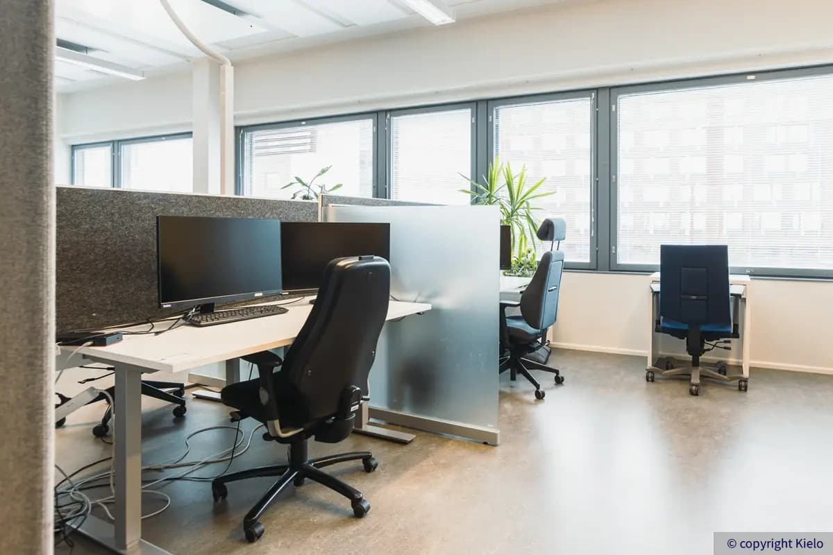 Innova 2 toimitilankiinteistön 131 m2 toimitilan avotilaa, jossa useita sermeillä jaettuja työpisteitä. Valoisassa tilassa isot ikkunat.