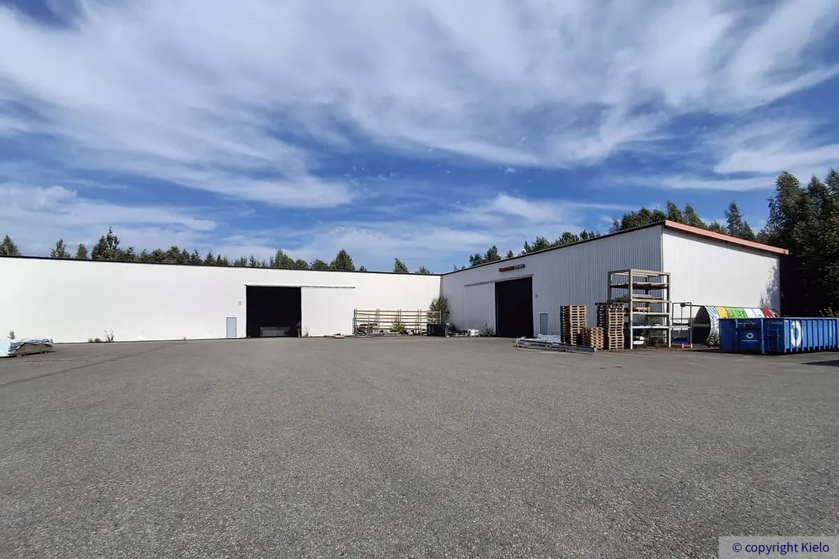 Tampereen Yrittäjänkulma 5 kiinteistön pihalla sijaitseva 205 m2 hallitila.