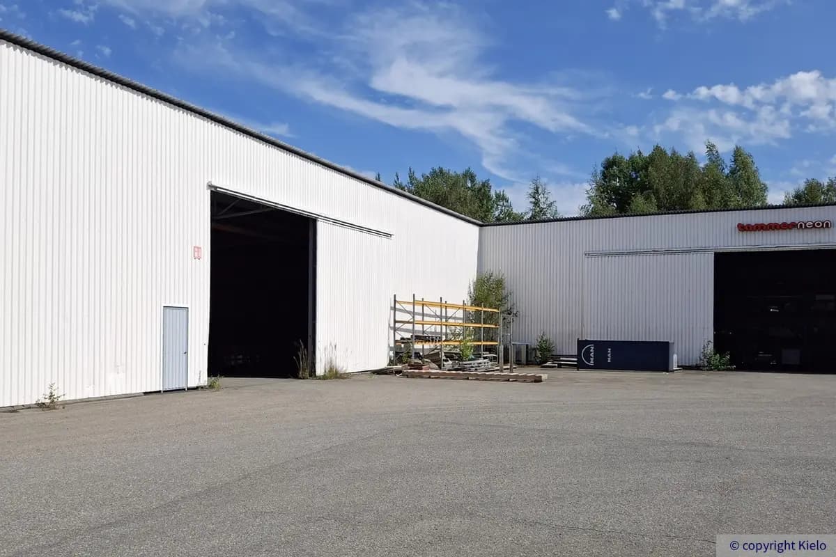 Tampereen Yrittäjänkulma 5 sijaitsevan 205 m2 hallitilan sisäänkäynti.