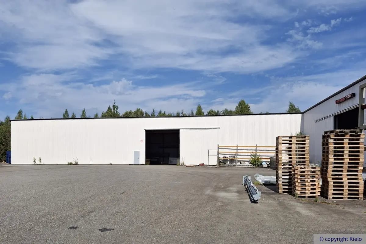 Tampereen Yrittäjänkulma 5 kiinteistön pihalla sijaitseva 205 m2 hallitila, jossa suuri ovi.