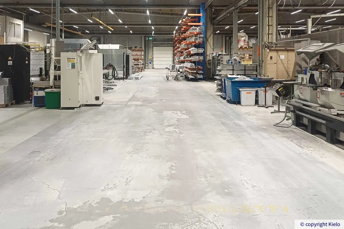 Tampereen Yrittäjänkulma 5 1. kerroksen sijaitseva 639 m2 varasto. Korkeassa tilassa varastohyllyjä ja nosto-ovet.