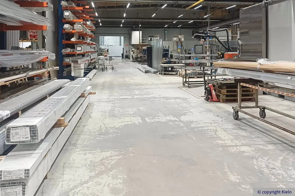 Tampereen Yrittäjänkulma 5 sijaitseva 639 m2 varastotila. Korkeassa tilassa varastohyllyjä, nosto-ovet ja siltanosturi.