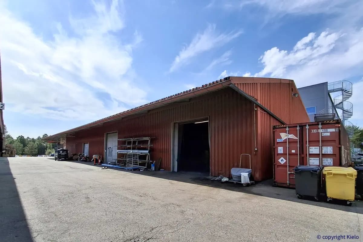 Tampereen Yrittäjänkulma 5 kiinteistön pihalla sijaitseva punainen 100 m2 hallitila.