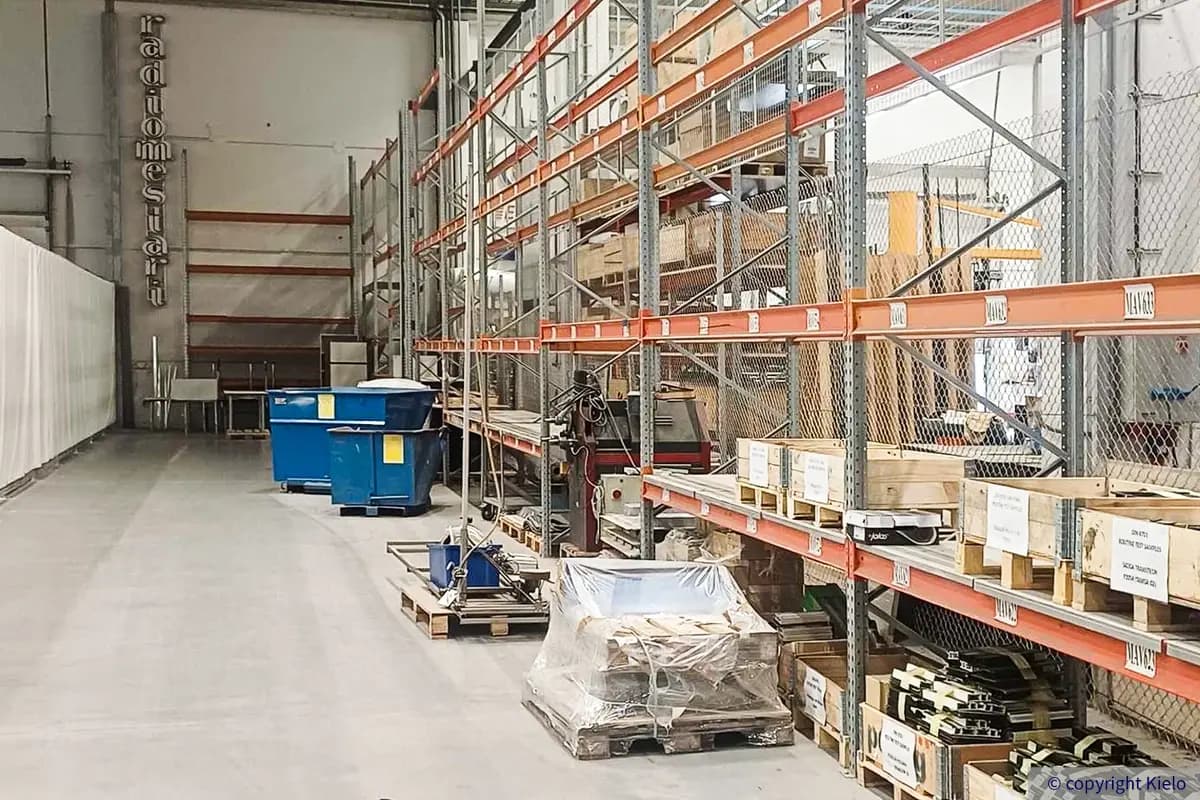 Tampereen Yrittäjänkulma 5 sijaitseva 245 m2 1. kerroksen tuotantotila, jossa korkeita varastohyllyjä.