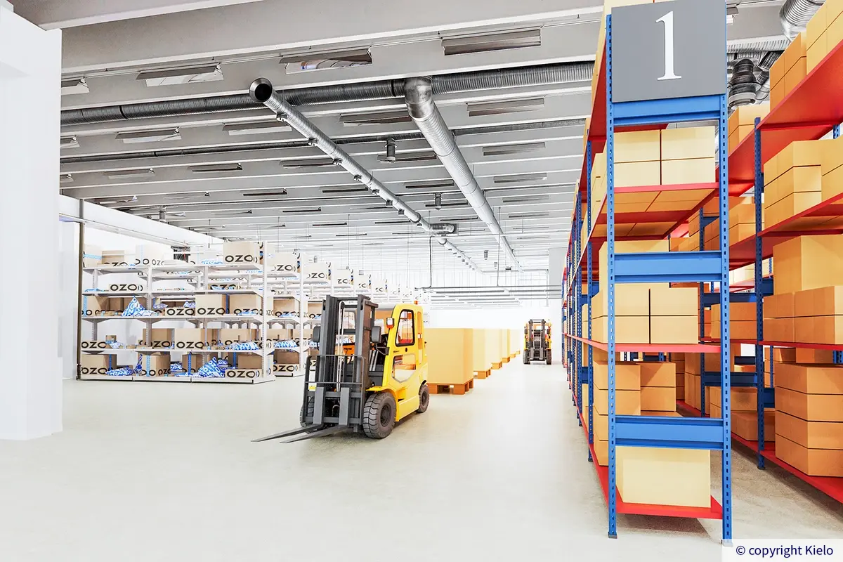 Vantaan Hagelstamintie 32, 1-2. kerroksen 1567 m2 varastotila, joka virtuaalisesti kalustettu. Korkeassa tilassa varastohyllyjä ja kaksi vastapainotrukkia.