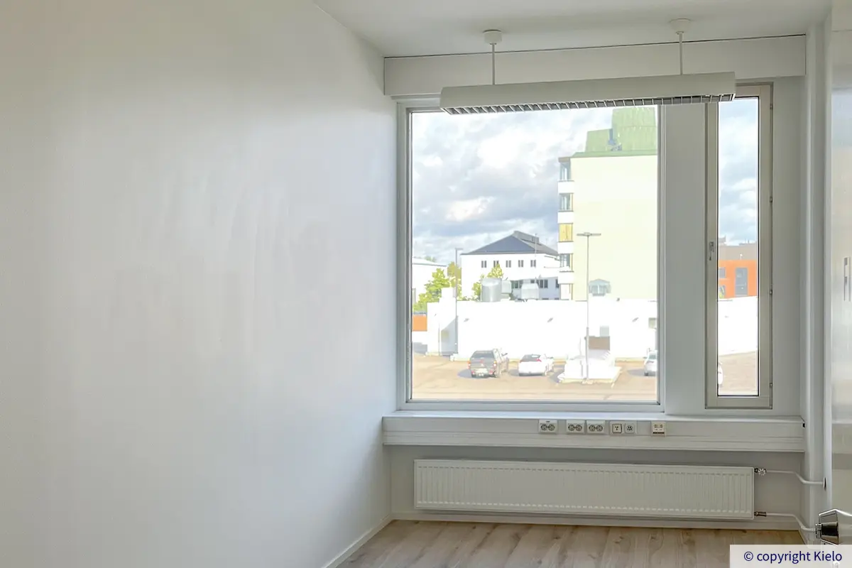 Pohjoislaaksoson toimitilakiinteistön siisti, ikkunallinen pientoimisto, jossa tilaa yhdelle työpisteelle. Ikkunasta näkymät parkkipaikalle.