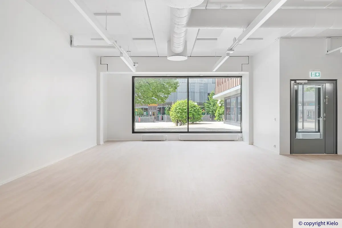 Kauppakaari 15 kiinteistön katutason uusi vasta remontoitu 219,5 m2 toimitila, jossa suuret näyteikkunat.