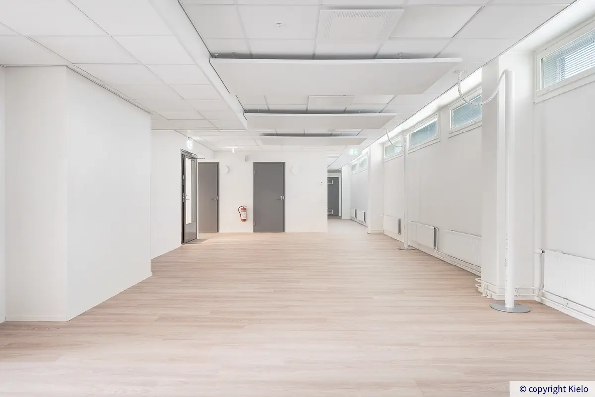 Kauppakaari 15, 2. kerroksen 284 m2 vasta remontoitu toimitila, jossa siistit vaaleat pinnat.