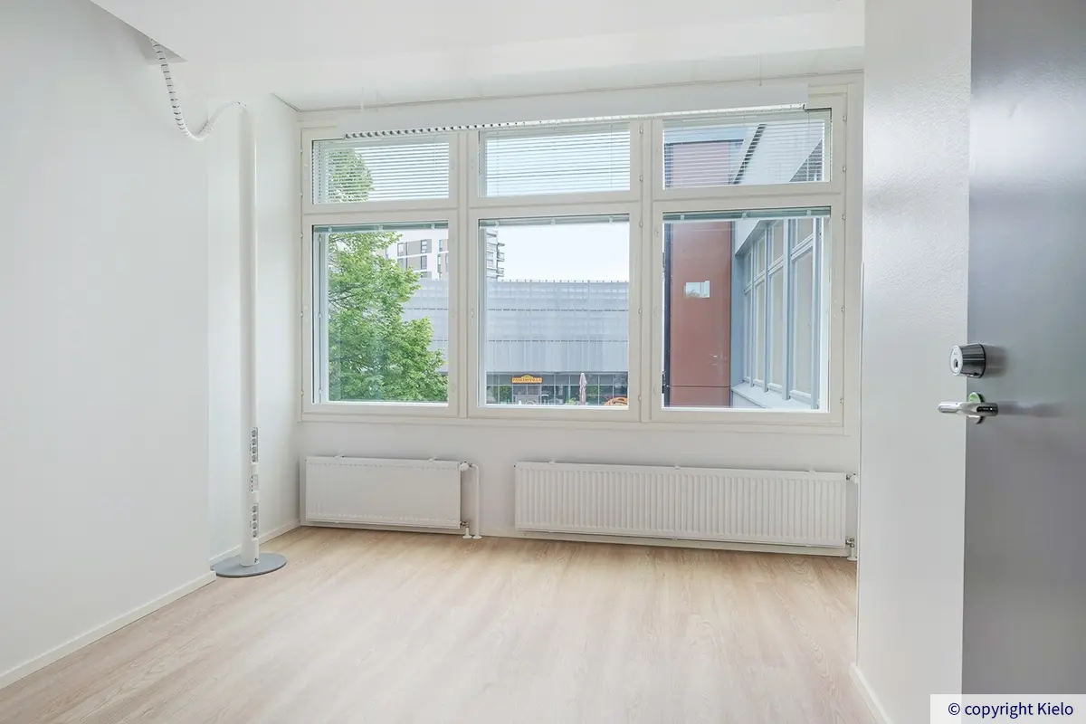 Kauppakaari kiinteistön 2. kerroksen 284 m2 kokoisen toimitilan erillinen valoisa toimistohuone, jossa isot ikkunat.