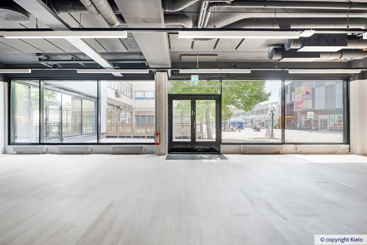 Kauppakaaren katutason 227 m2 remontoitu liiketila, jossa suuret näyteikkunat.