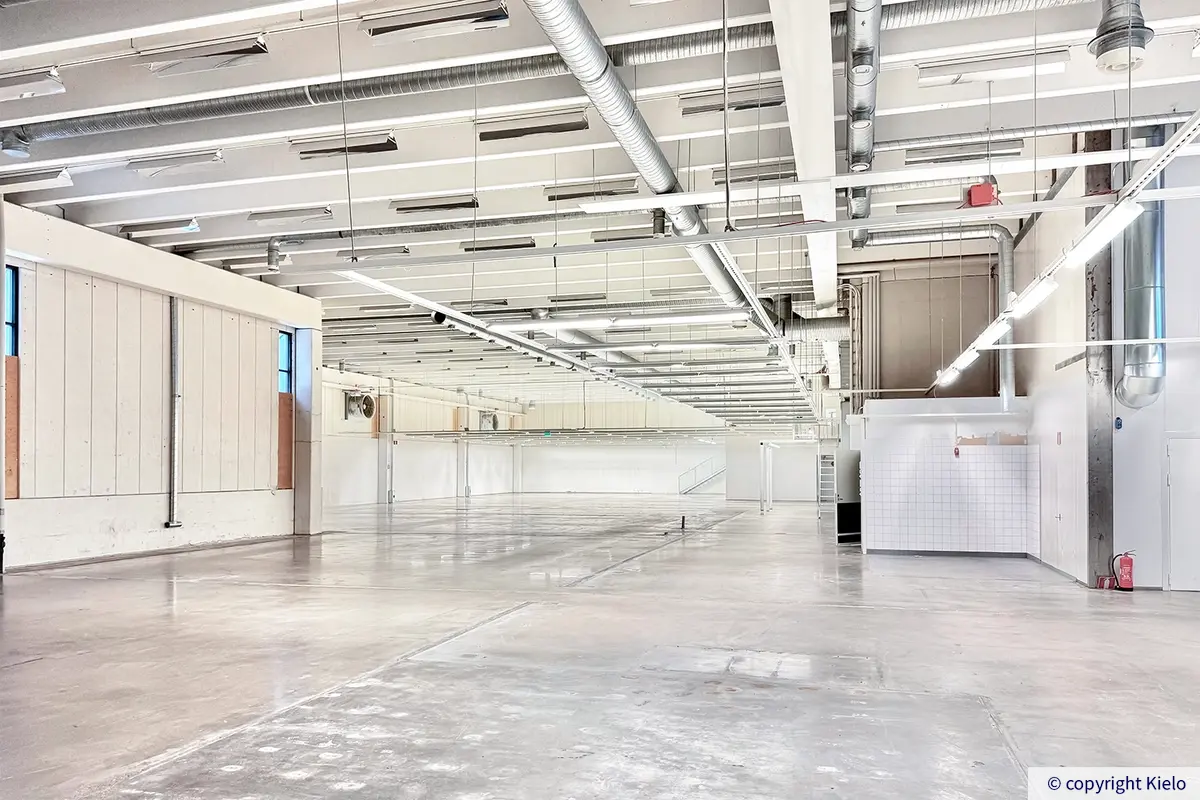 Vantaan Hagelstamintie 32 katutason suuri varastotila, jossa tehokas valaistus ja valettu lattia.
