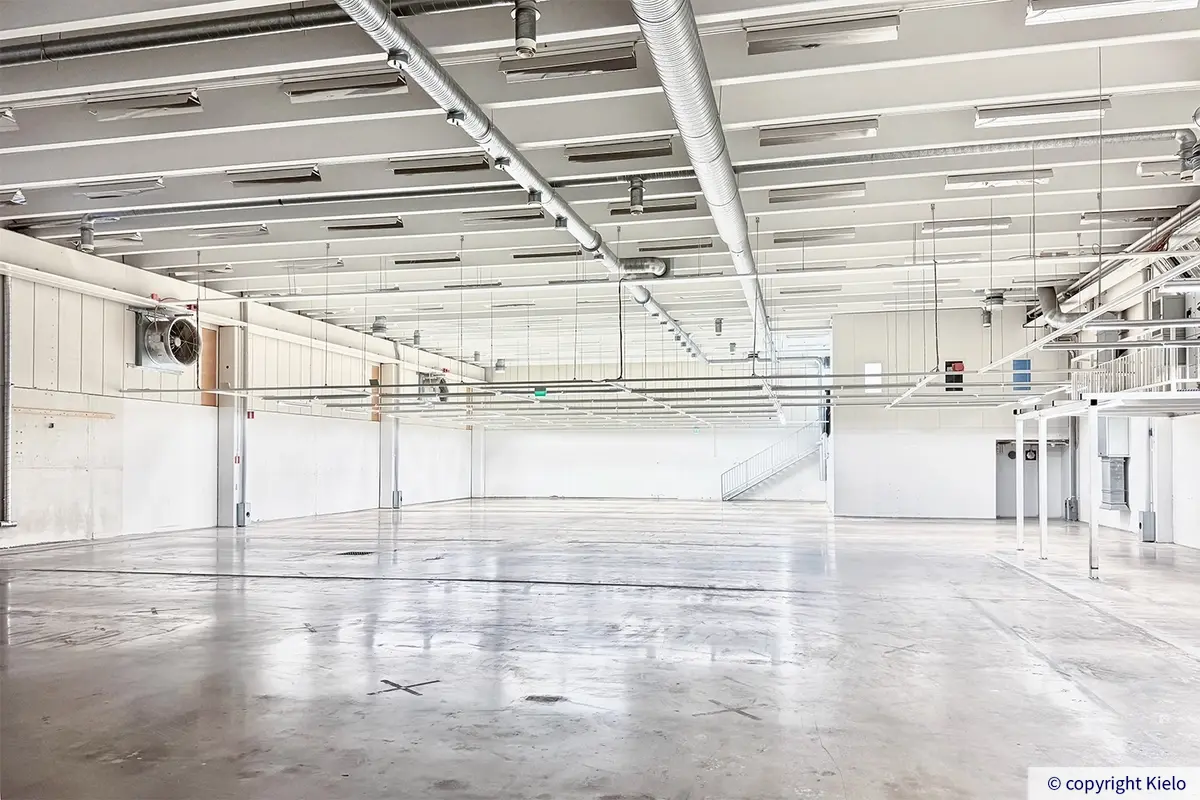 Vantaan Hagelstamintie 32 1567 m² toimitilan iso varastotila, jossa takaosassa portaat toiseen kerrokseen