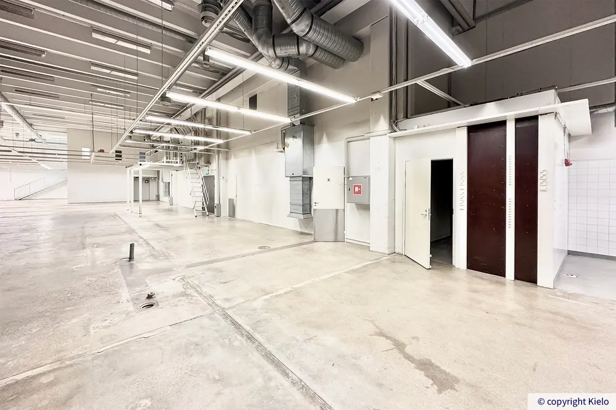 Vantaan Hagelstamintie 32 varastotilaa. Seinustalla pieni huone ja kaakeloitu nurkkaus.