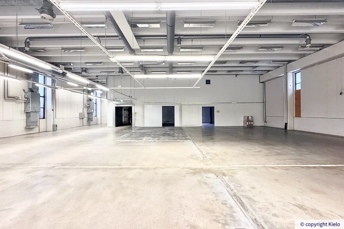 Vantaan Hagelstamintie 32 katutason varastotilan pääty, josta kulku nosto-oville.