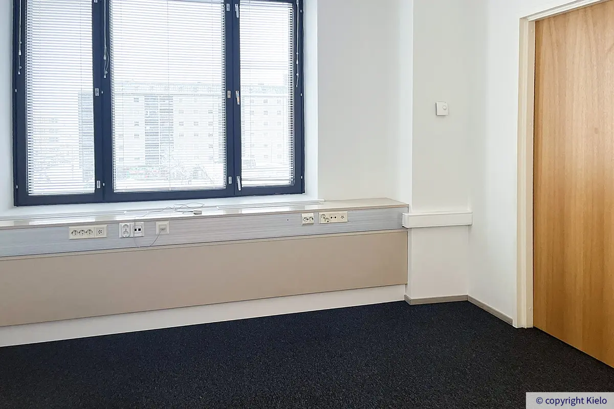 Porin Eteläkauppatori 4 sijaitsevan kiinteistön 4. kerroksen toimitilan kulma, jossa ikkunat torille päin.