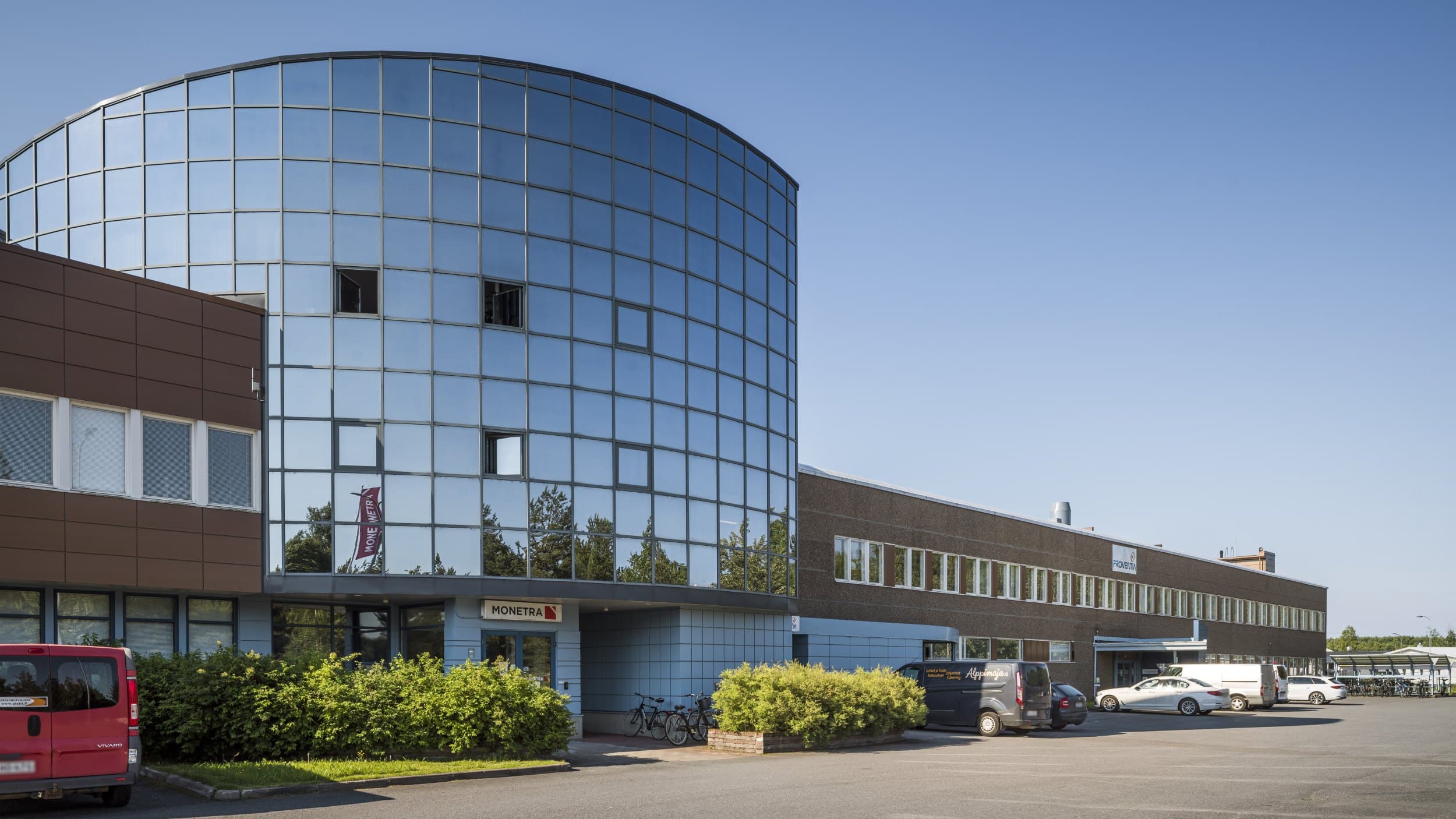 Nuottasaarentien kiinteistö edestä kuvattuna