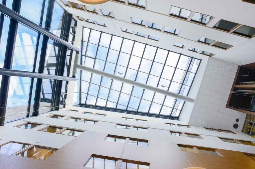 äyritie 8 toimitilan korkea aulatila