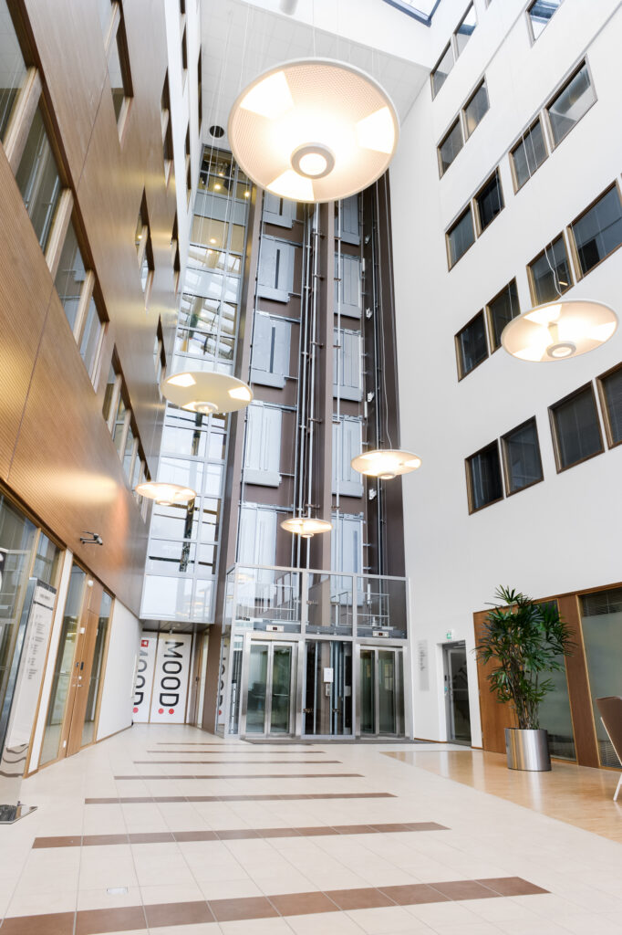 äyritie 8 toimitilan korkea aulatila