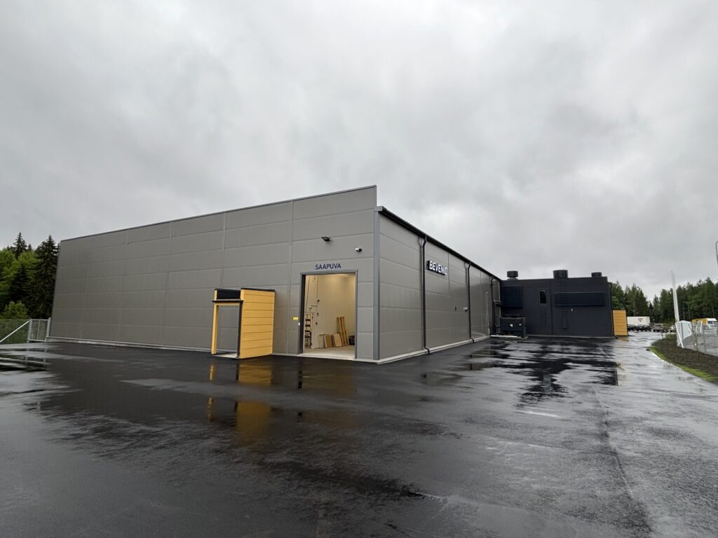 Majurikatu 11:n julkisivu ja lastausovi, kiinteistön logistiikkaan suunniteltu sisäänajoalue.