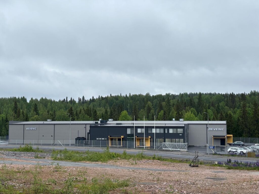 Majurikatu 11 ‑kiinteistön ulkonäkymä Pienessä Neulamäessä, moderni pienteollisuusrakennus.