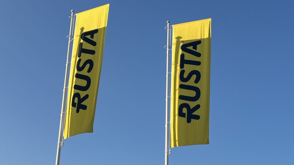 Rustan lippu lipputangossa