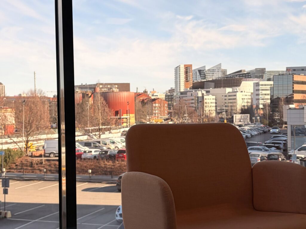 36Hatanpään kiinteistössä maisemakuva toimistosta, tuolit etualalla