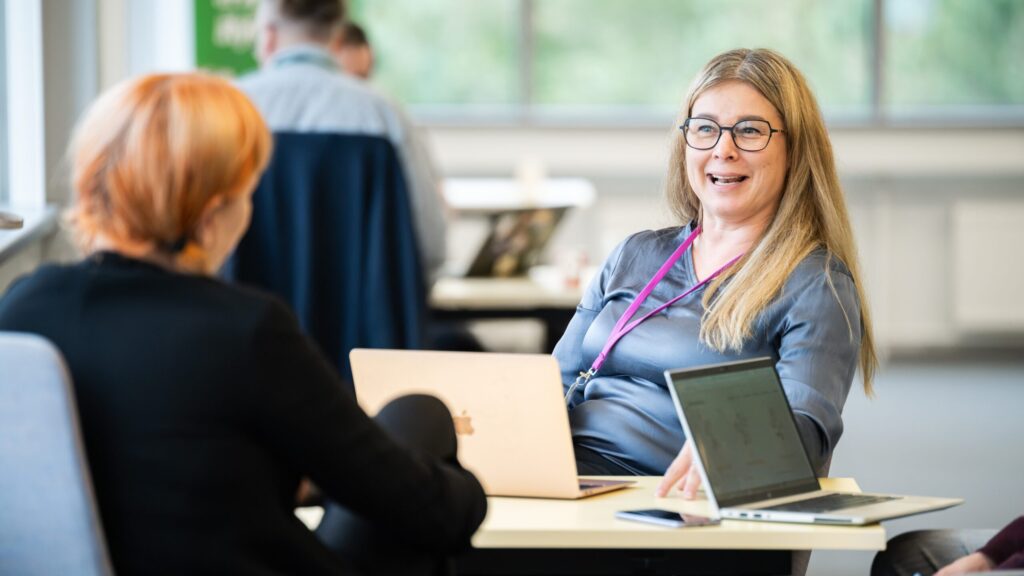 Kasvu Open -tapahtumassa naiset sparrailemassa