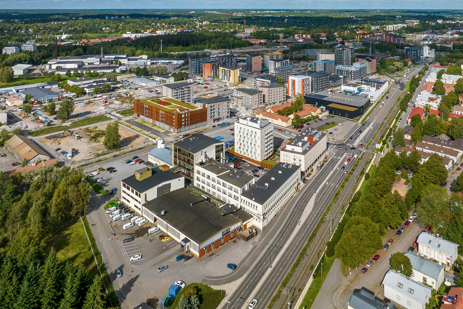 Valkoisista teollisuusrakennuksista koostuva Saippua Center ilmakuvassa. Edessä Tukholmankatu, ympärillä asuinkerrostalojen työmaita.